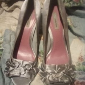 Beautiful open toes silver heely